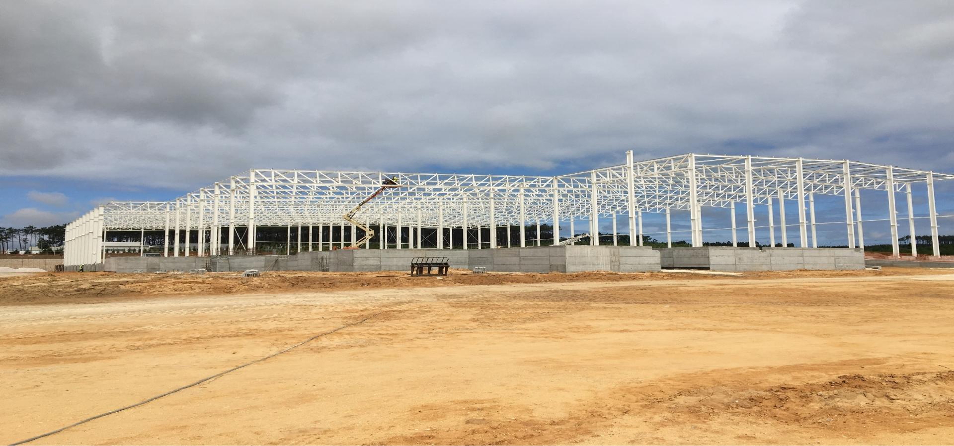 Montagem de cobertura metálica executada pela Irmãos Vieira
